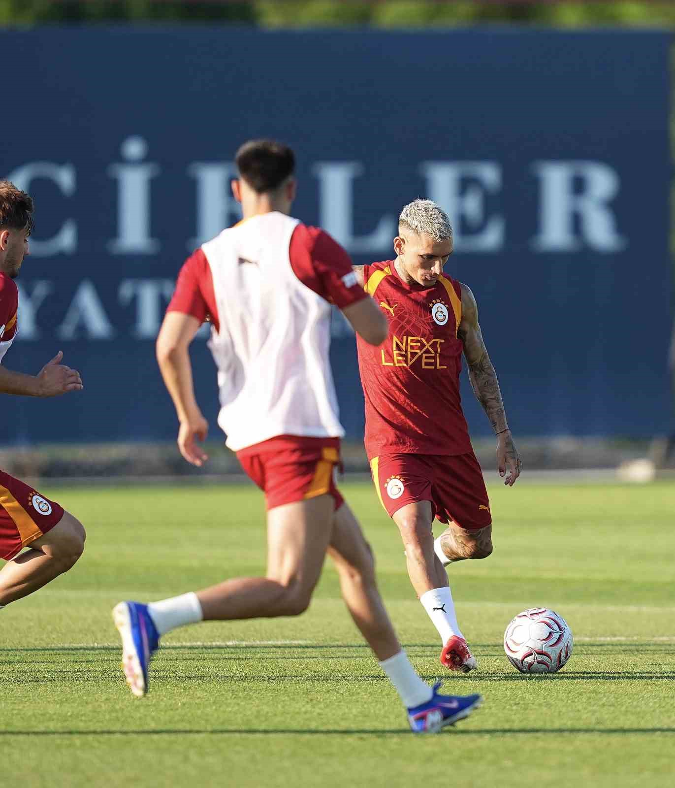 galatasaray gunu cift antrenmanla tamamladi 5 qjn3V2Xl