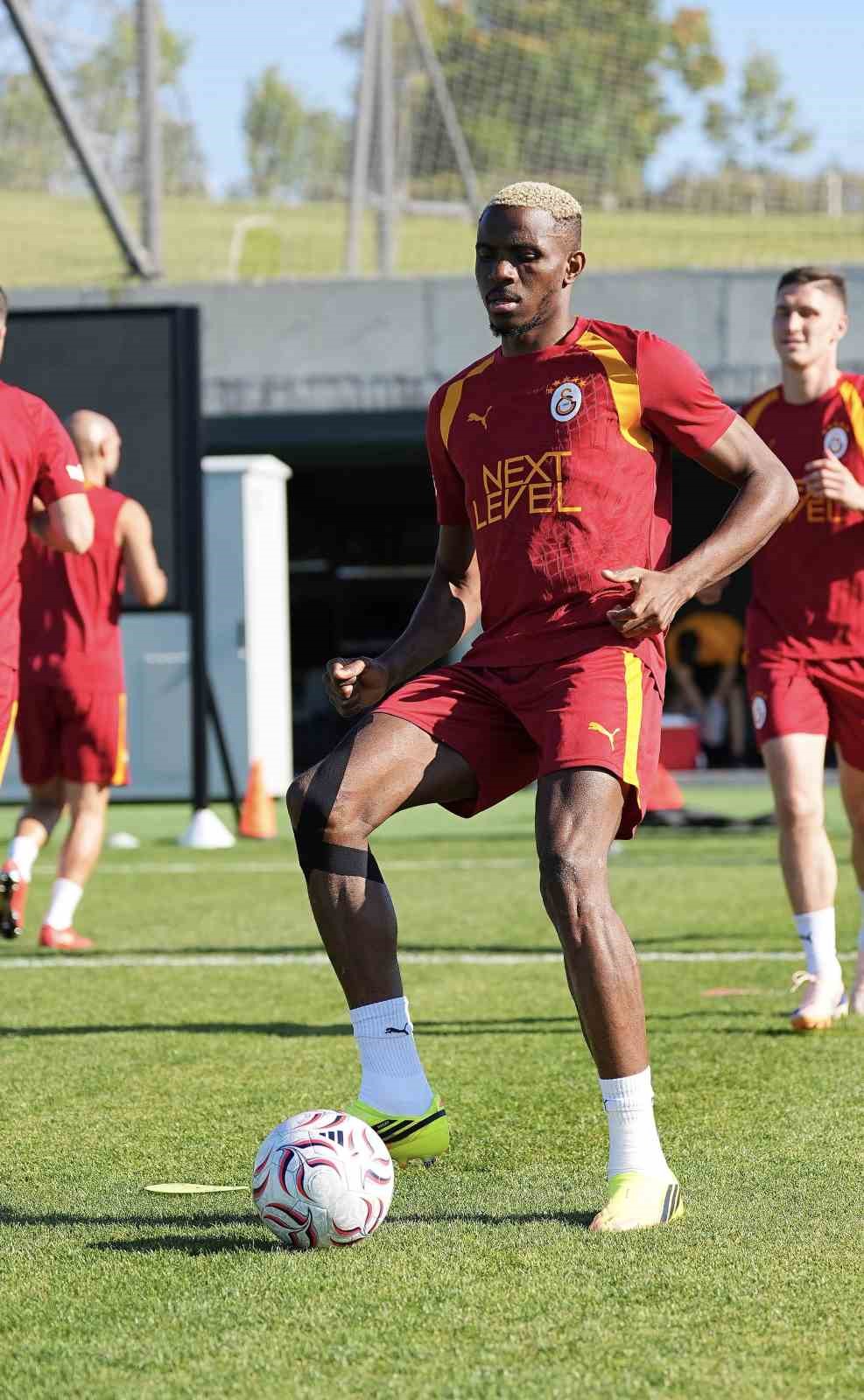 Galatasaray, günü çift antrenmanla tamamladı 11 galatasaray gunu cift antrenmanla tamamladi 7