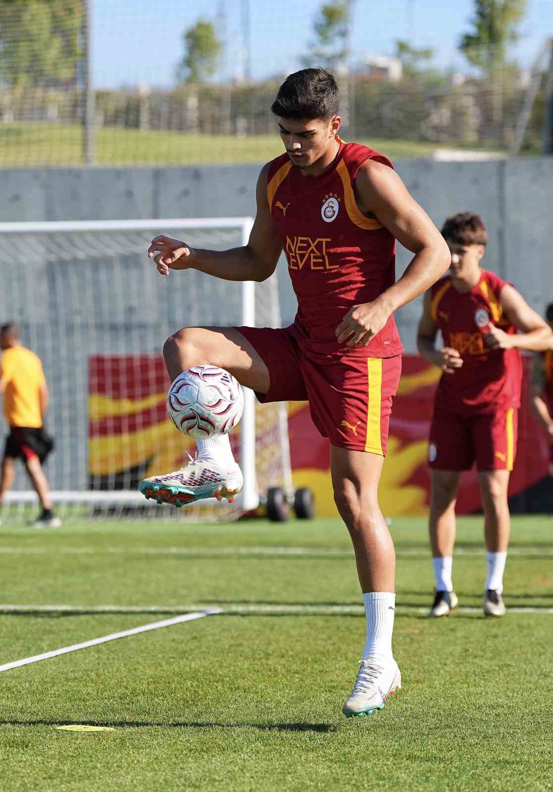 Galatasaray, günü çift antrenmanla tamamladı 13 galatasaray gunu cift antrenmanla tamamladi 9 S4Jzne9E