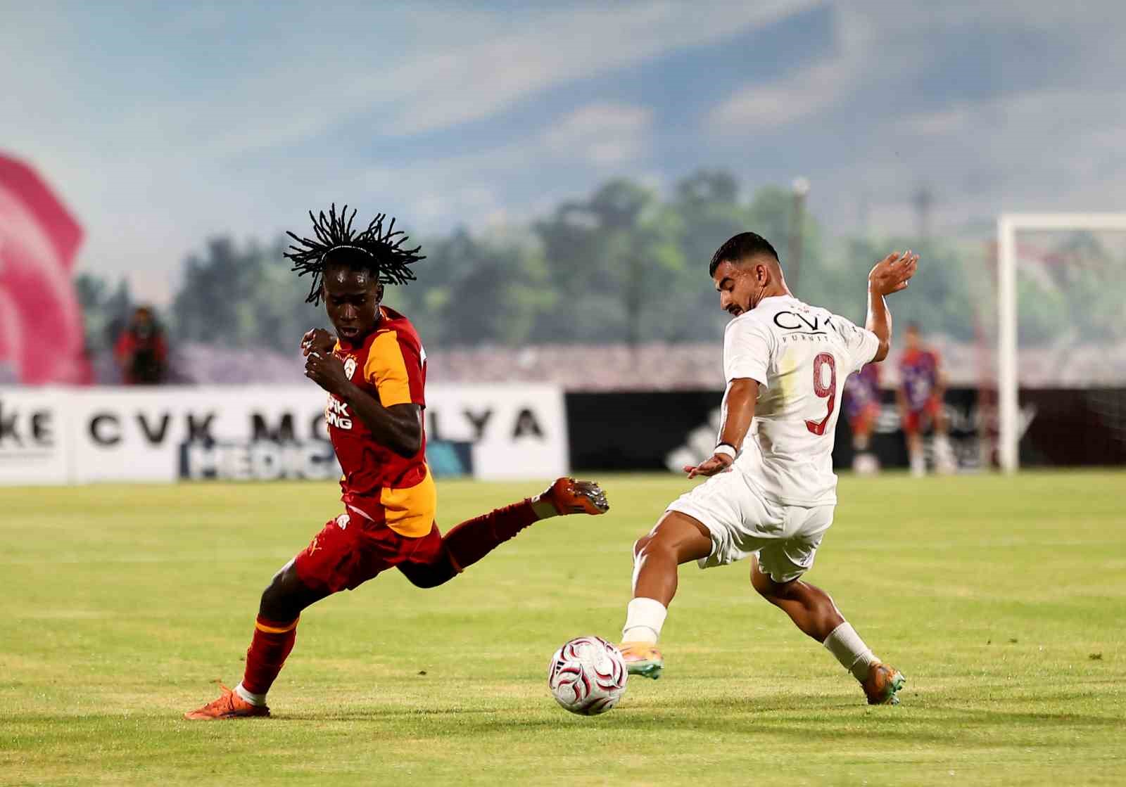 Galatasaray ilk hazırlık maçını farklı kazandı 18 galatasaray ilk hazirlik macini farkli kazandi 14 1KC7YPf8