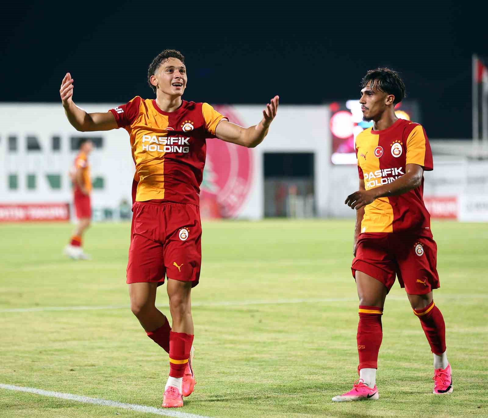 Galatasaray ilk hazırlık maçını farklı kazandı 26 galatasaray ilk hazirlik macini farkli kazandi 22 Eyb8vNf2