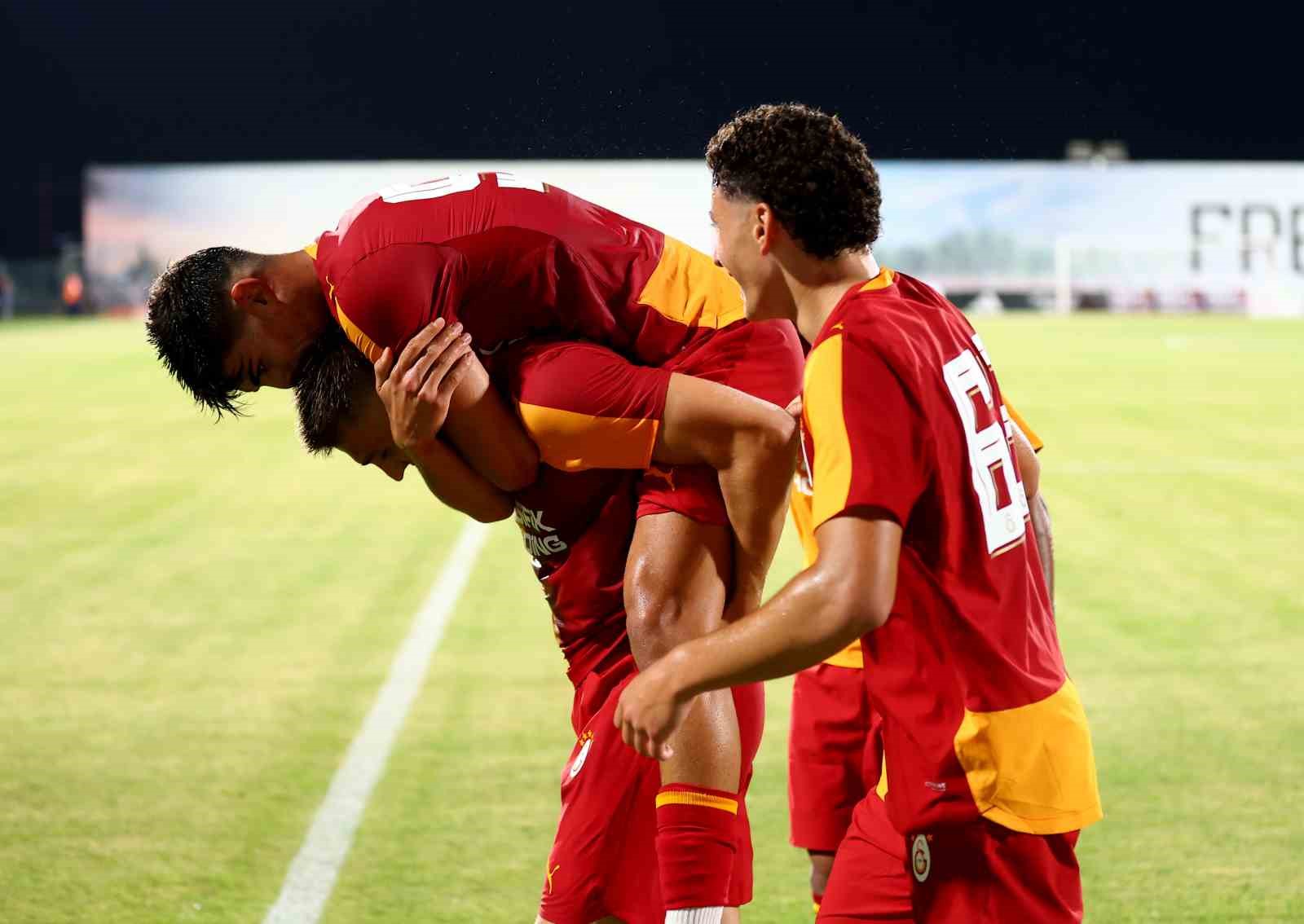 Galatasaray ilk hazırlık maçını farklı kazandı 31 galatasaray ilk hazirlik macini farkli kazandi 27 2fPXe34L