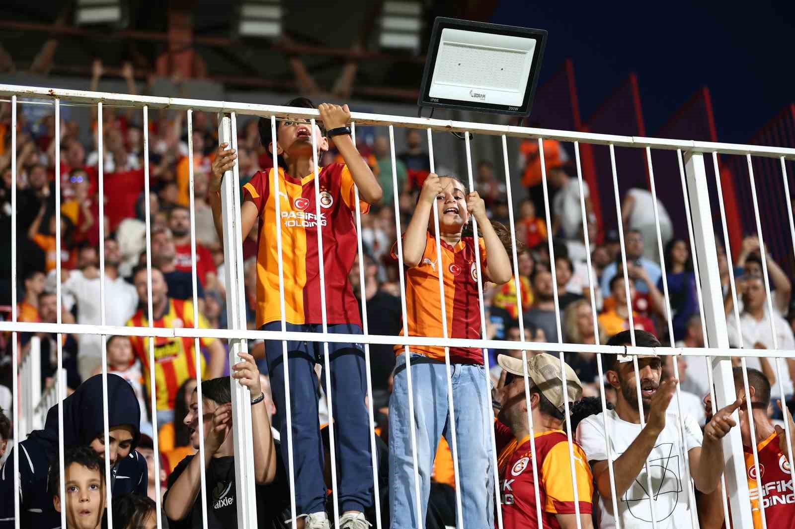 Galatasaray ilk hazırlık maçını farklı kazandı 12 galatasaray ilk hazirlik macini farkli kazandi 8 CqBc5ZYL