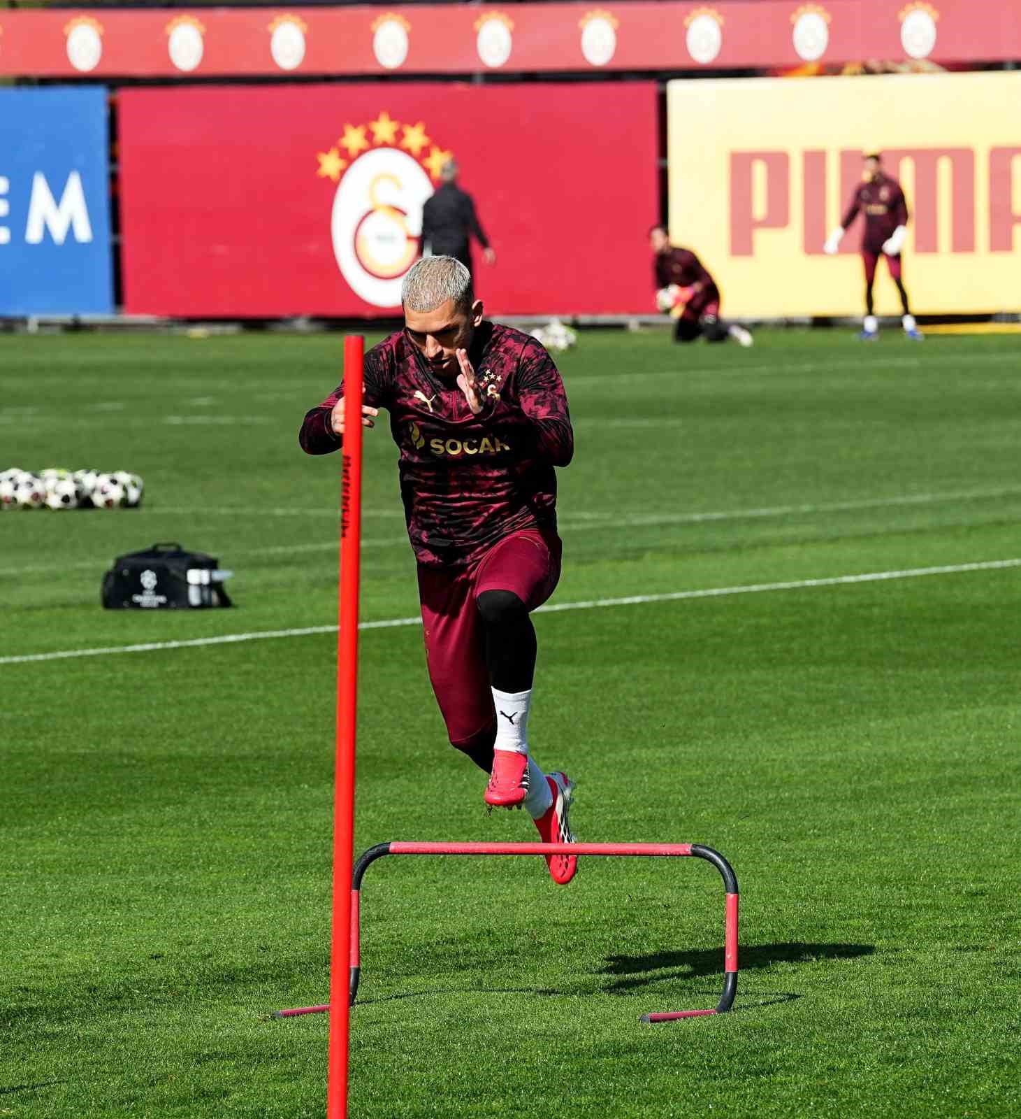 galatasaray juventus maci hazirliklarini tamamladi 16