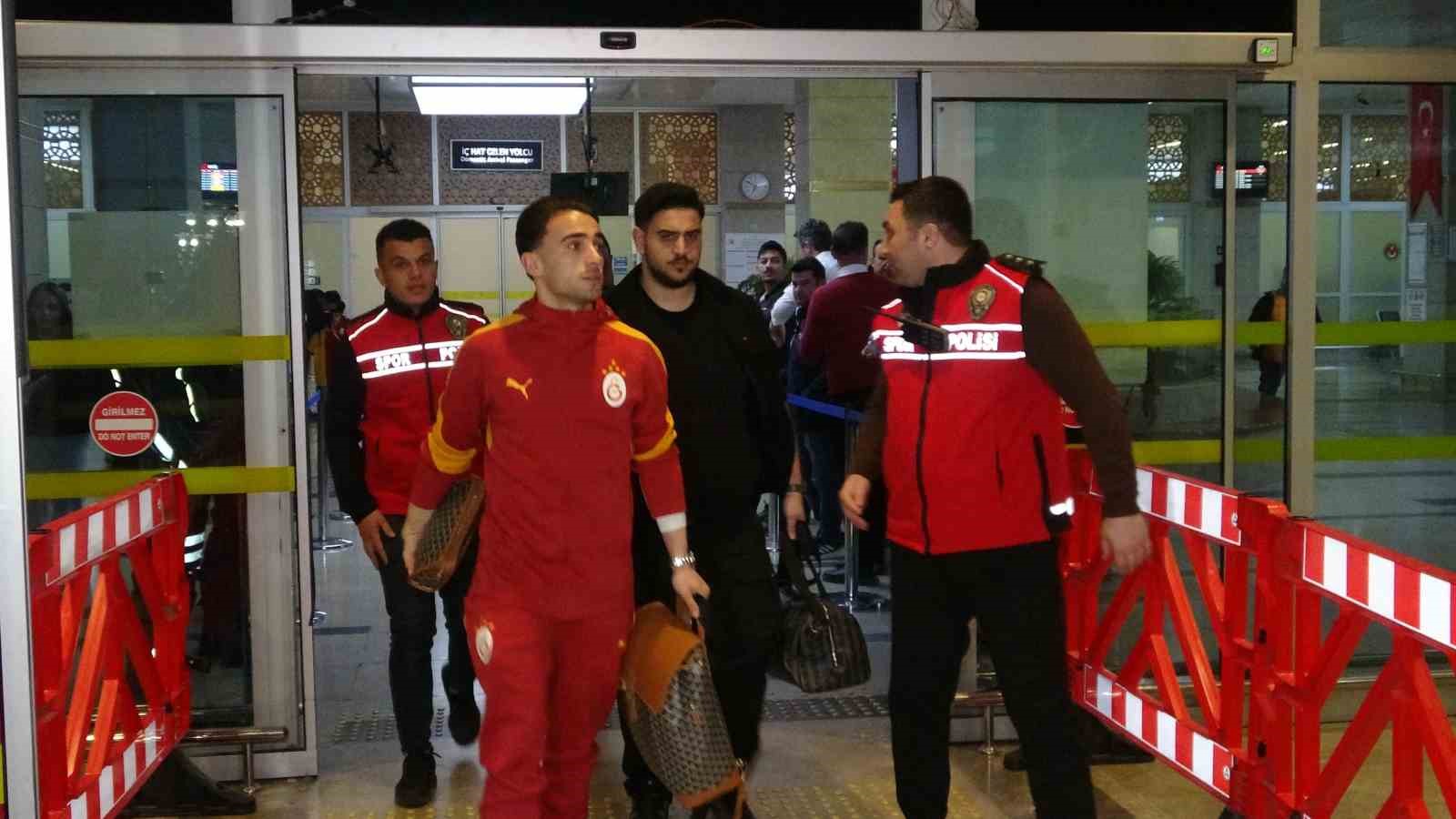 galatasaray kafilesi konyaya geldi 4 YyP7Zpsd