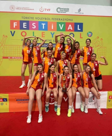 galatasaray-midi-kiz-voleybol-takimi-turkiye-ucuncusu-oldu-rp91hvA3.jpg