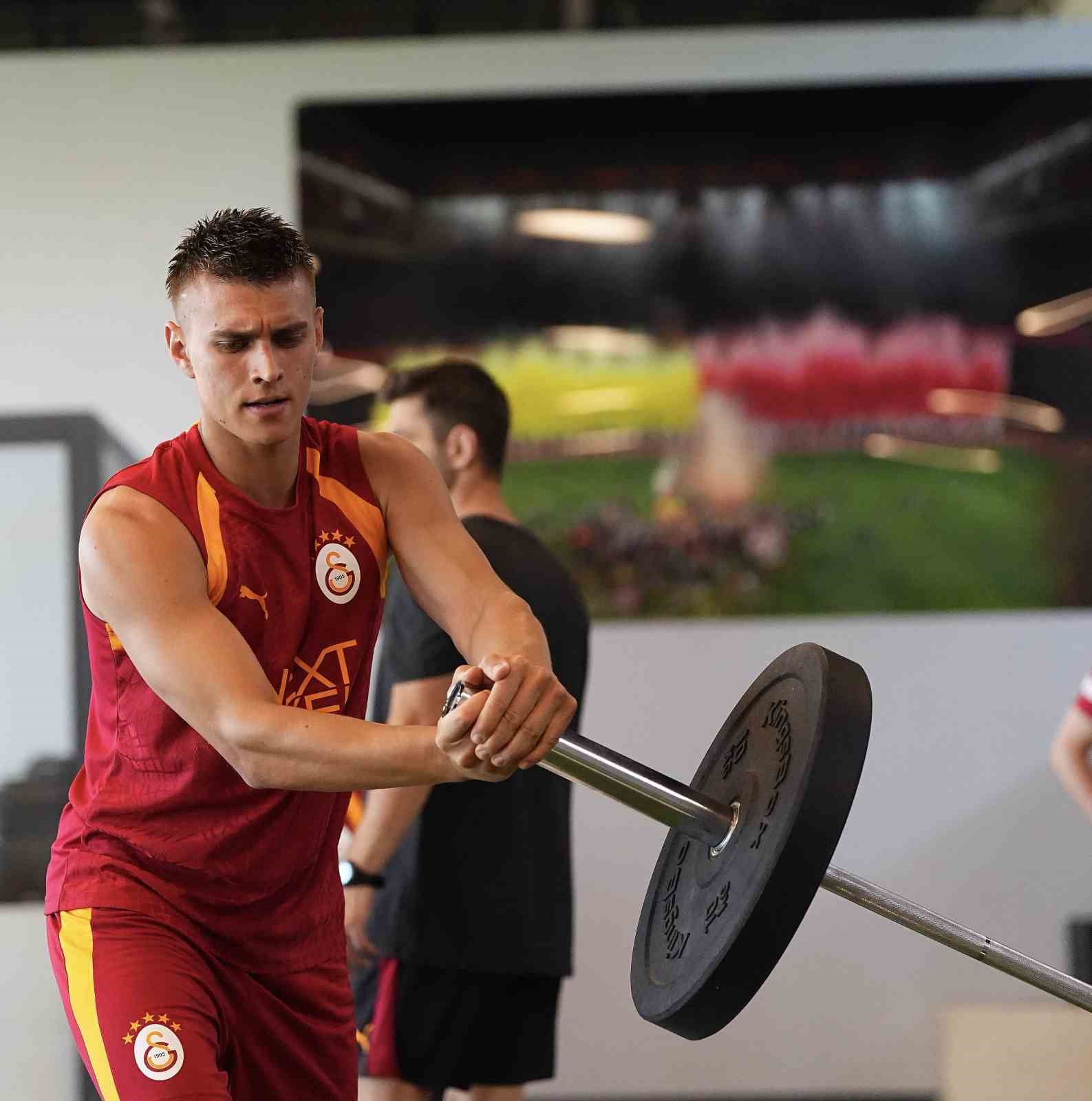galatasaray sabah salonda aksam sahada calisti 1 9WCAMNaX
