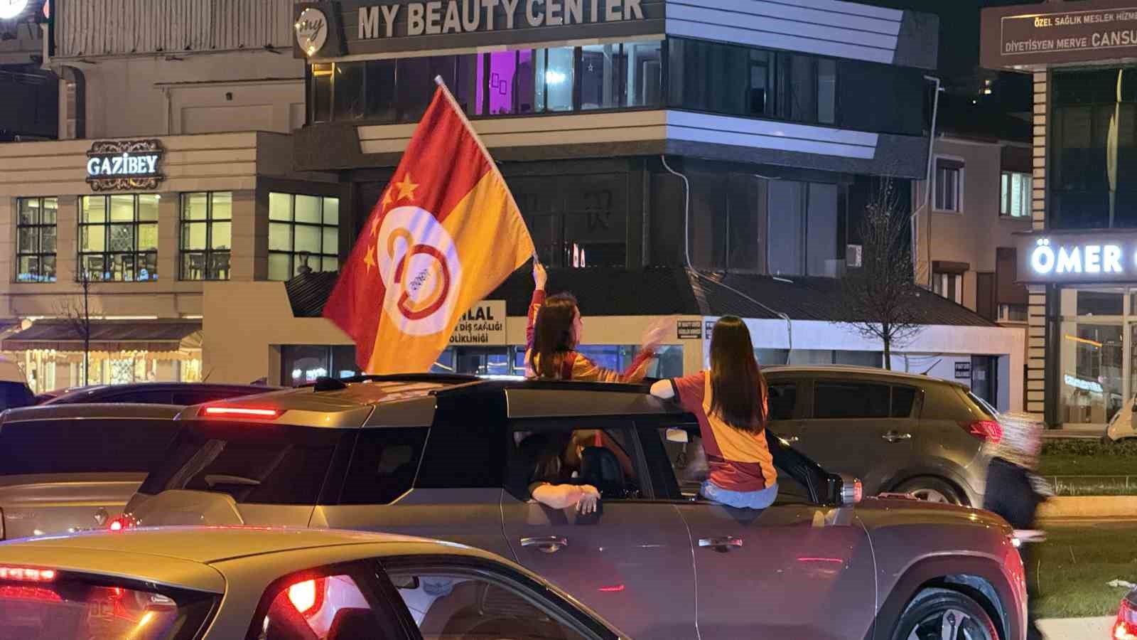 Galatasaray şampiyonluğunu ilan etti, Sakarya sokağa döküldü 4 galatasaray sampiyonlugunu ilan etti sakarya sokaga dokuldu 0 Bmfme2NM