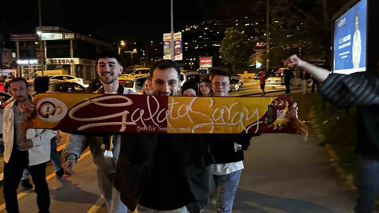 Galatasaray şampiyonluğunu ilan etti, Sakarya sokağa döküldü 5 galatasaray sampiyonlugunu ilan etti sakarya sokaga dokuldu 1 gf3MgEUP