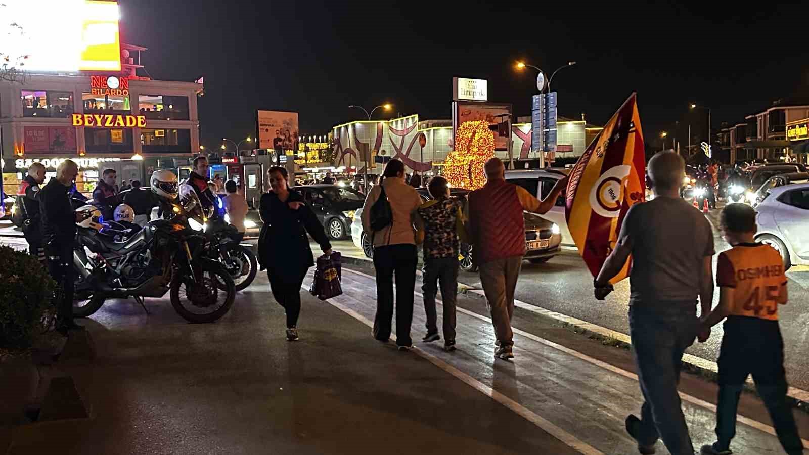 Galatasaray şampiyonluğunu ilan etti, Sakarya sokağa döküldü 6 galatasaray sampiyonlugunu ilan etti sakarya sokaga dokuldu 2 4PX8lCM2