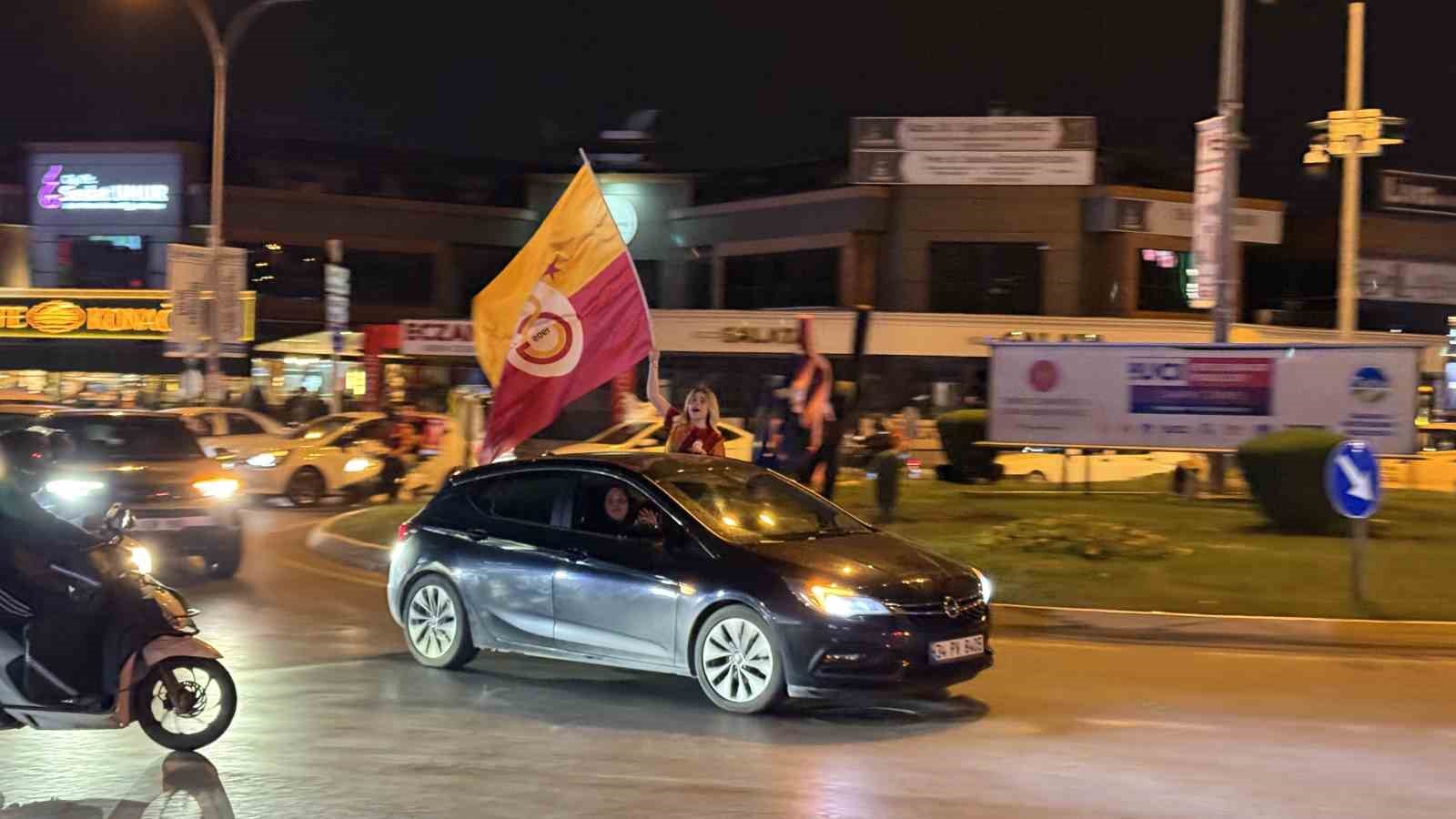 Galatasaray şampiyonluğunu ilan etti, Sakarya sokağa döküldü 7 galatasaray sampiyonlugunu ilan etti sakarya sokaga dokuldu 3 XZsqrM8T