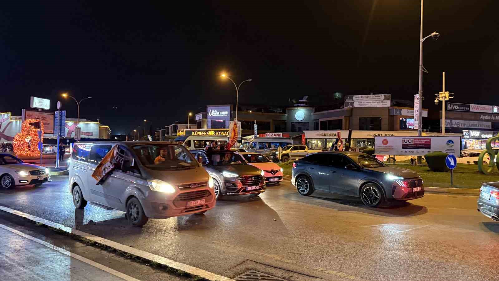 Galatasaray şampiyonluğunu ilan etti, Sakarya sokağa döküldü 8 galatasaray sampiyonlugunu ilan etti sakarya sokaga dokuldu 4 yPg2RF1d