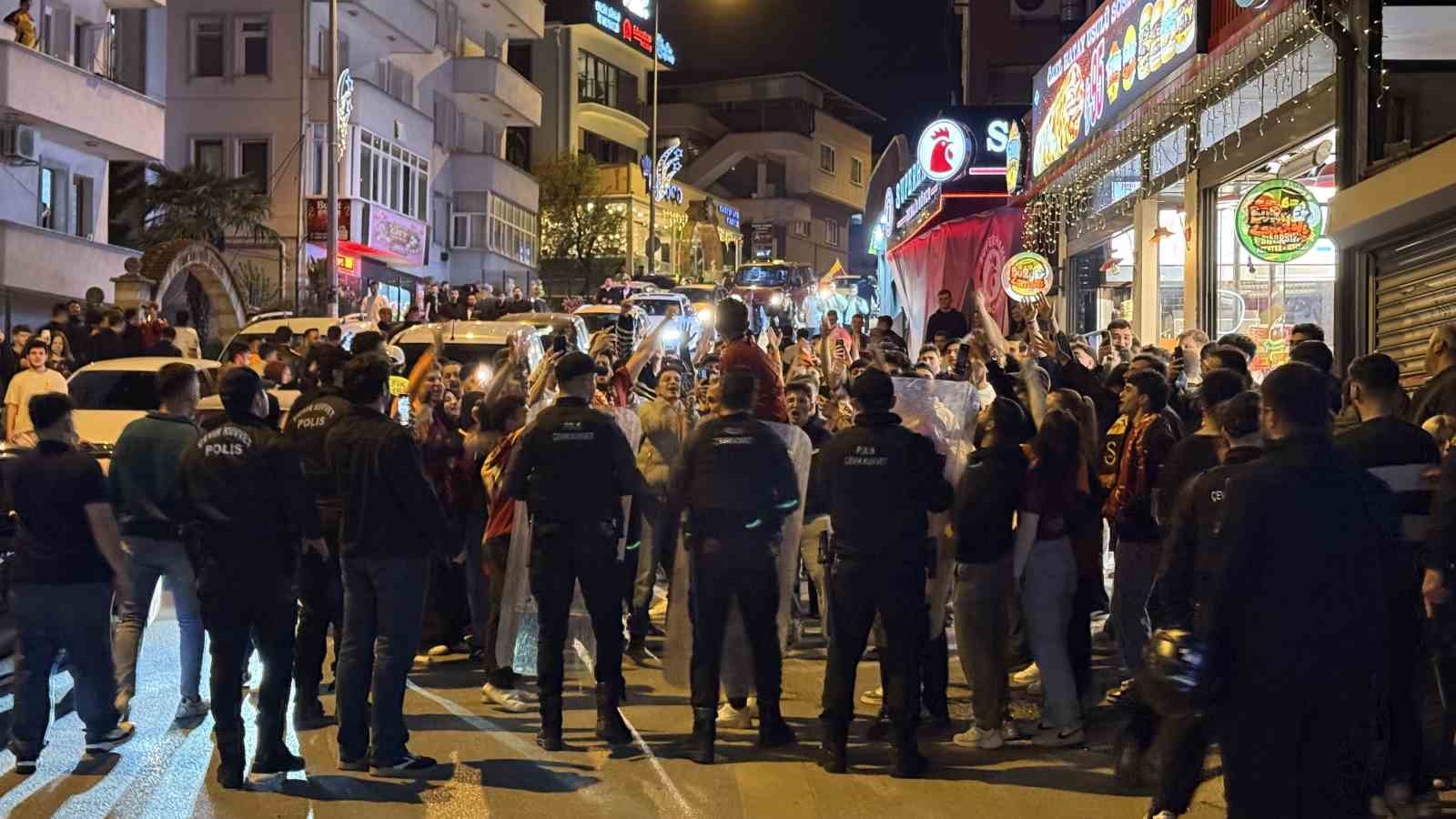 Galatasaray şampiyonluğunu ilan etti, Sakarya sokağa döküldü 9 galatasaray sampiyonlugunu ilan etti sakarya sokaga dokuldu 5 CgQ3YRlg