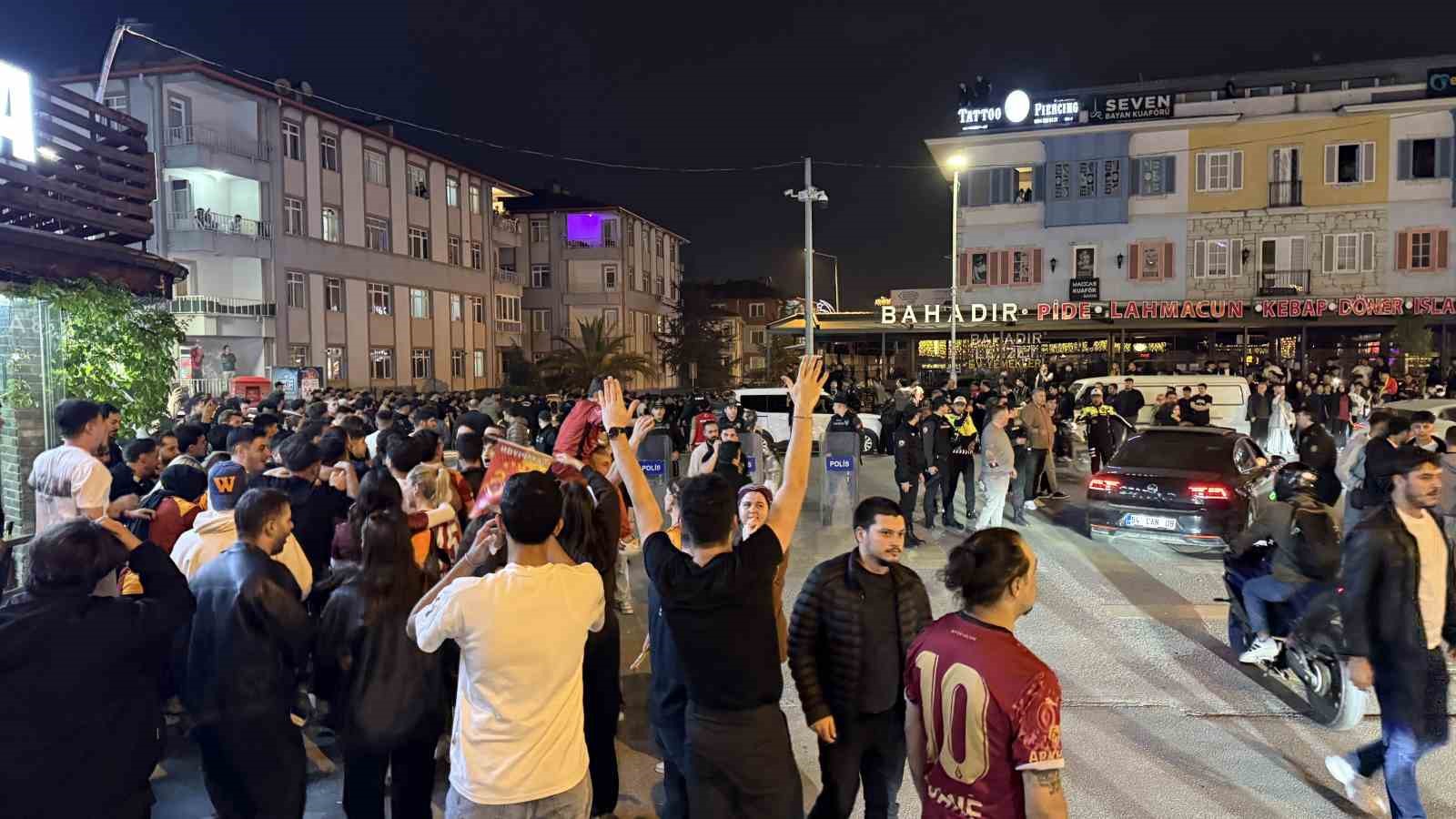 Galatasaray şampiyonluğunu ilan etti, Sakarya sokağa döküldü 10 galatasaray sampiyonlugunu ilan etti sakarya sokaga dokuldu 6 4MIEvQZL