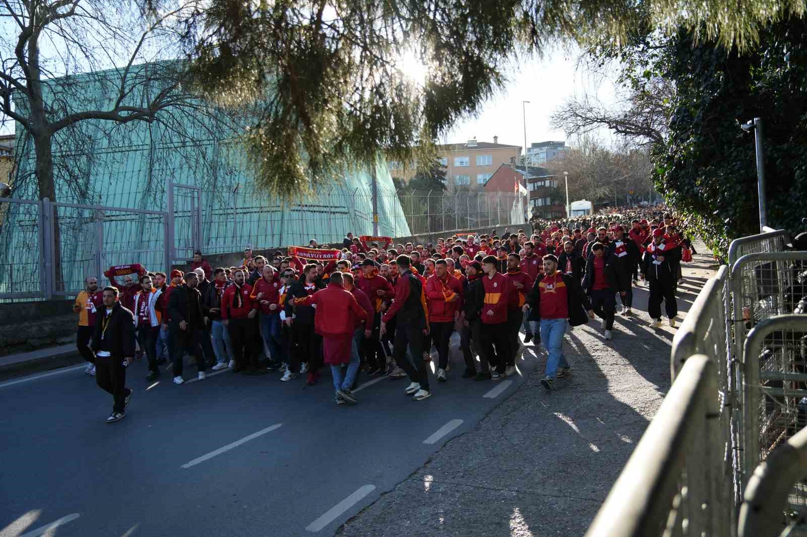 Galatasaray taraftarı, Dolmabahçe’ye geldi 5 galatasaray taraftari dolmabahceye geldi 1 tfJzW9Qp
