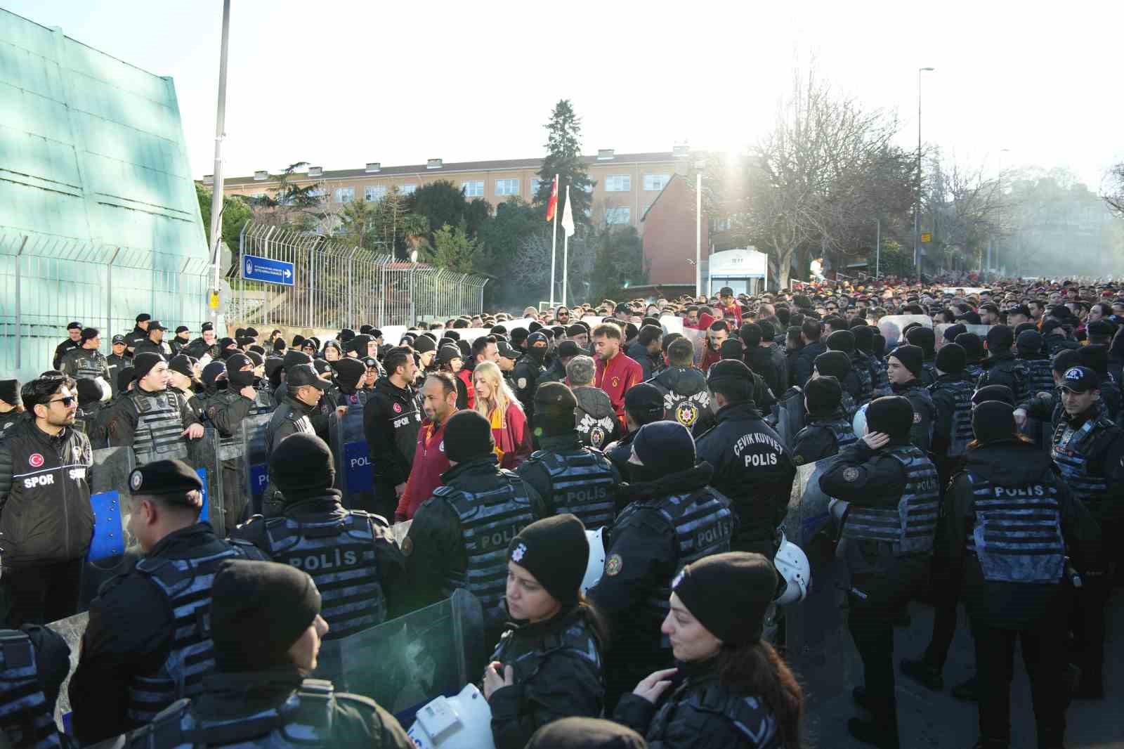 Galatasaray taraftarı, Dolmabahçe’ye geldi 14 galatasaray taraftari dolmabahceye geldi 10 BjvJSJaG