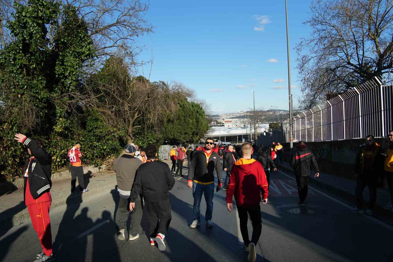 Galatasaray taraftarı, Dolmabahçe’ye geldi 15 galatasaray taraftari dolmabahceye geldi 11 KcnnWeD1