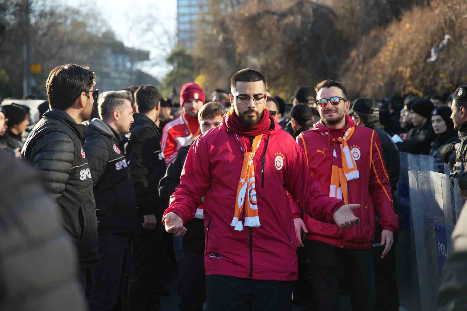 Galatasaray taraftarı, Dolmabahçe’ye geldi 16 galatasaray taraftari dolmabahceye geldi 12