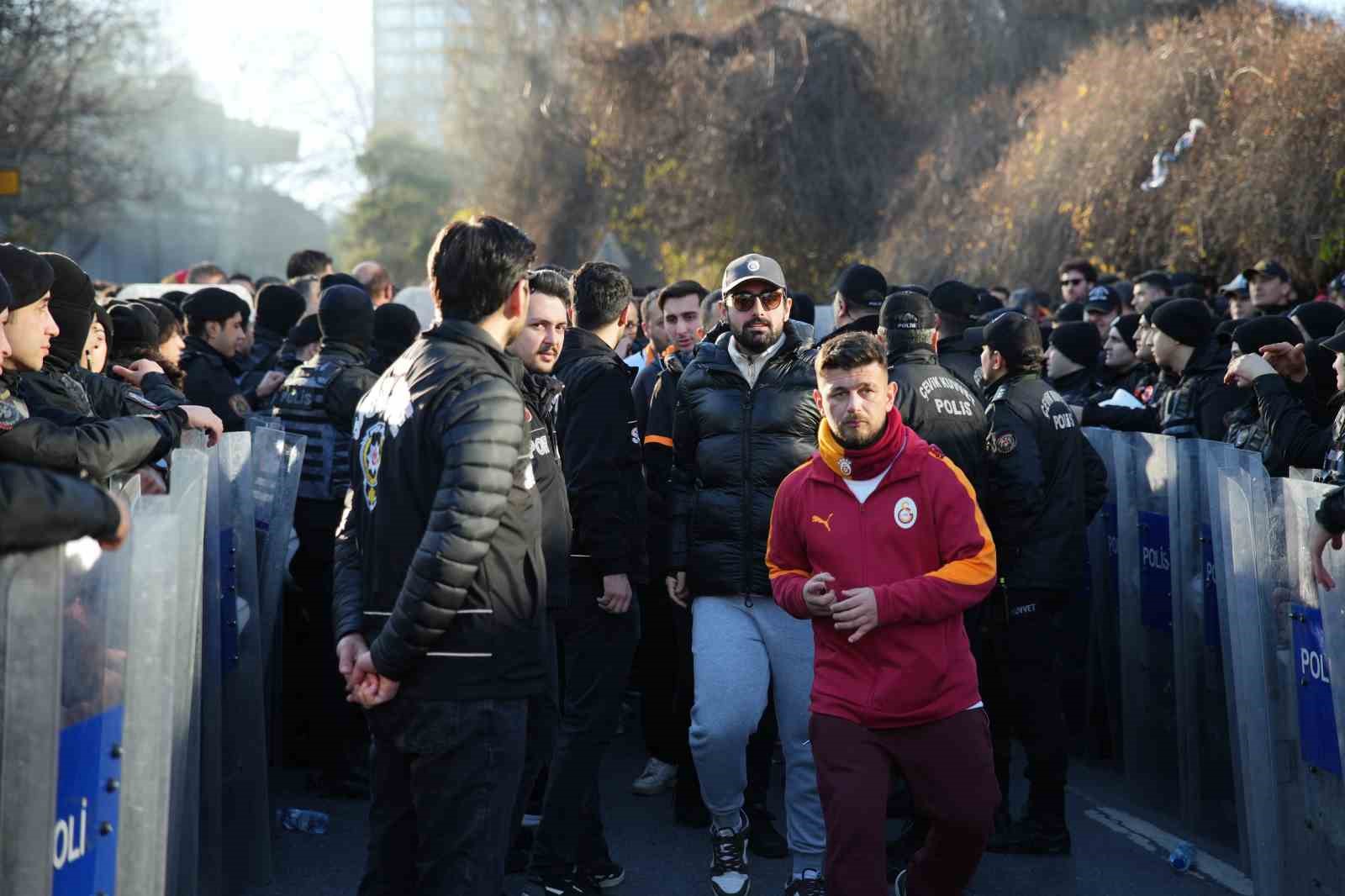 Galatasaray taraftarı, Dolmabahçe’ye geldi 21 galatasaray taraftari dolmabahceye geldi 17 LFqJPjTX