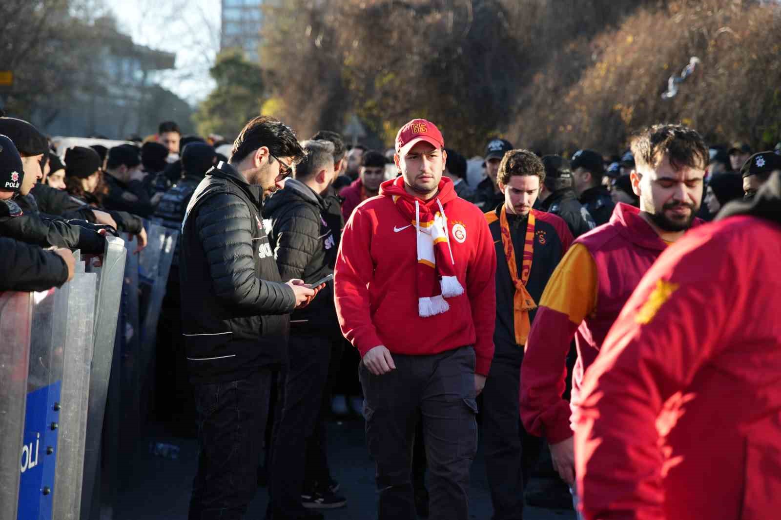 Galatasaray taraftarı, Dolmabahçe’ye geldi 22 galatasaray taraftari dolmabahceye geldi 18 q1PBPXM6