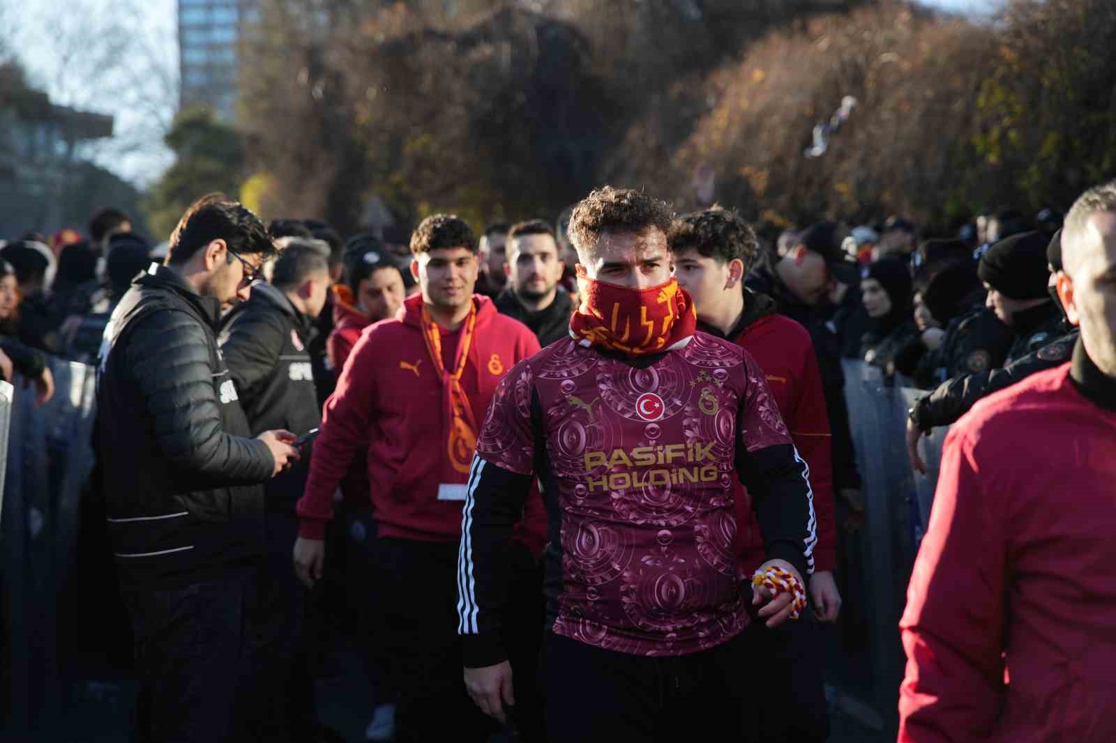 Galatasaray taraftarı, Dolmabahçe’ye geldi 23 galatasaray taraftari dolmabahceye geldi 19