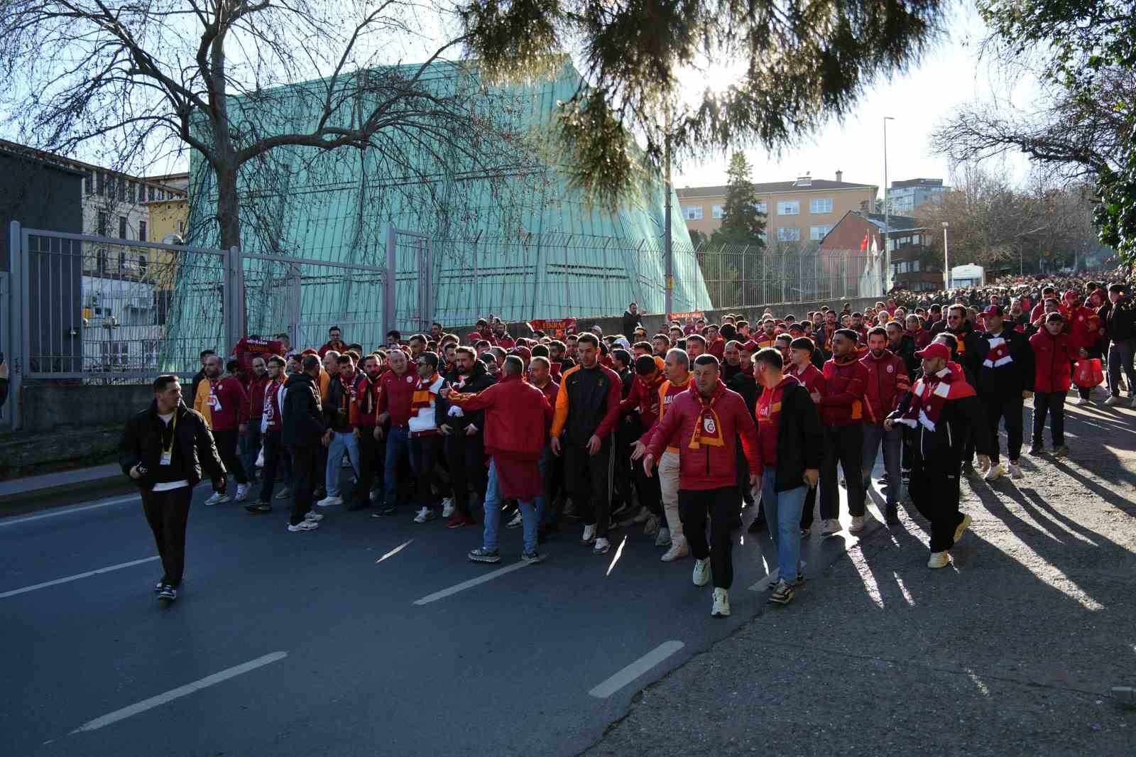 Galatasaray taraftarı, Dolmabahçe’ye geldi 6 galatasaray taraftari dolmabahceye geldi 2 zmYEq8u9