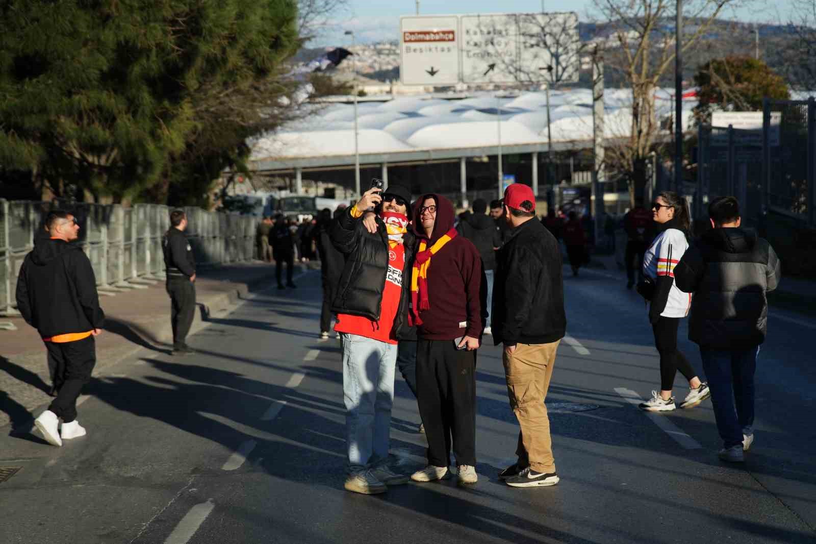 Galatasaray taraftarı, Dolmabahçe’ye geldi 24 galatasaray taraftari dolmabahceye geldi 20 rKX2L1uC
