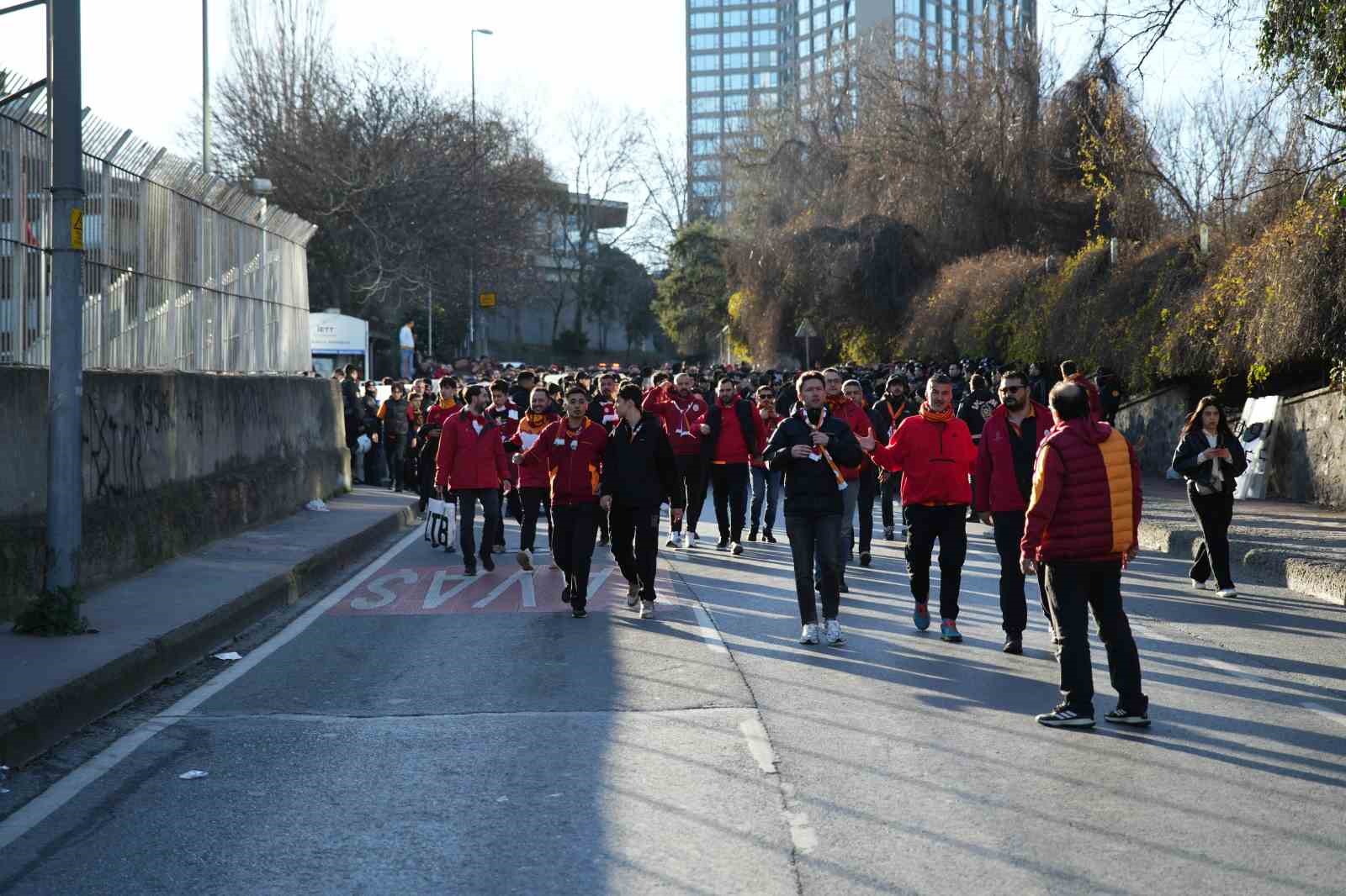 Galatasaray taraftarı, Dolmabahçe’ye geldi 25 galatasaray taraftari dolmabahceye geldi 21