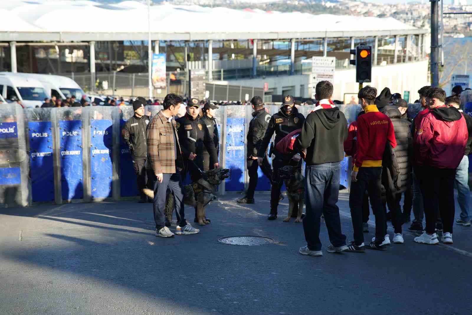 Galatasaray taraftarı, Dolmabahçe’ye geldi 26 galatasaray taraftari dolmabahceye geldi 22 dQAeipWp