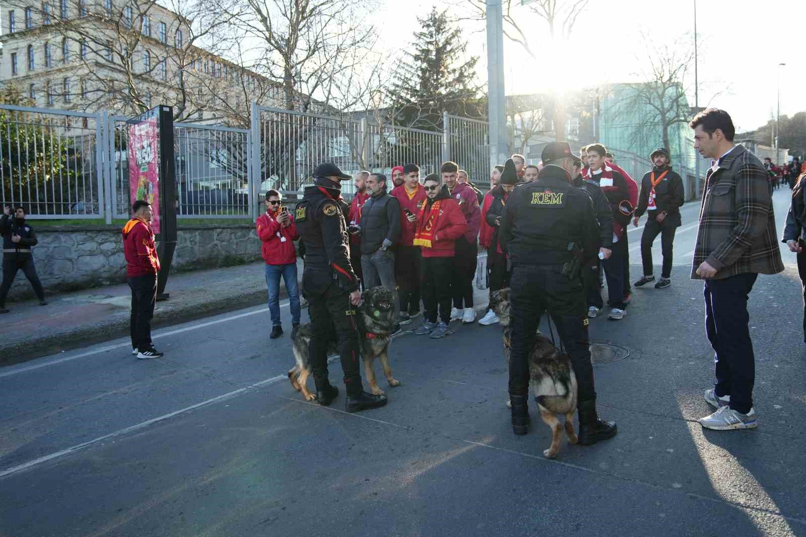Galatasaray taraftarı, Dolmabahçe’ye geldi 27 galatasaray taraftari dolmabahceye geldi 23