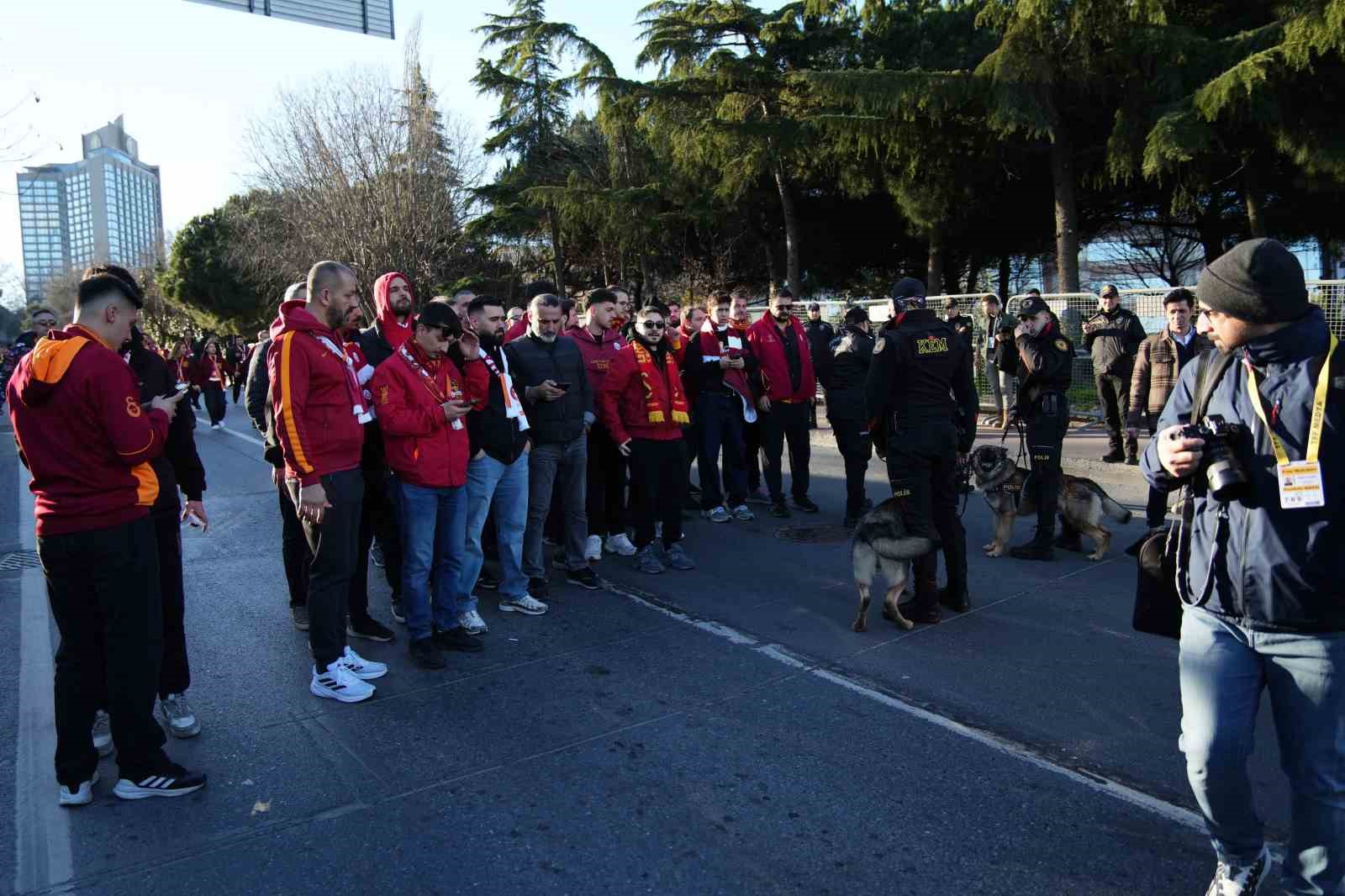 Galatasaray taraftarı, Dolmabahçe’ye geldi 28 galatasaray taraftari dolmabahceye geldi 24 NVBcppah