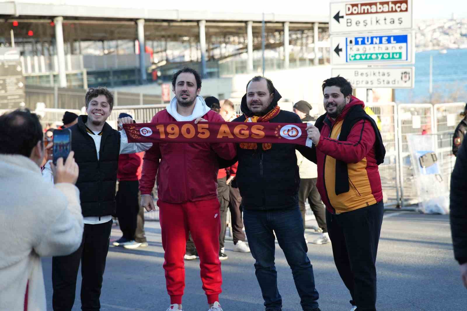 Galatasaray taraftarı, Dolmabahçe’ye geldi 29 galatasaray taraftari dolmabahceye geldi 25 XtmdaaCP