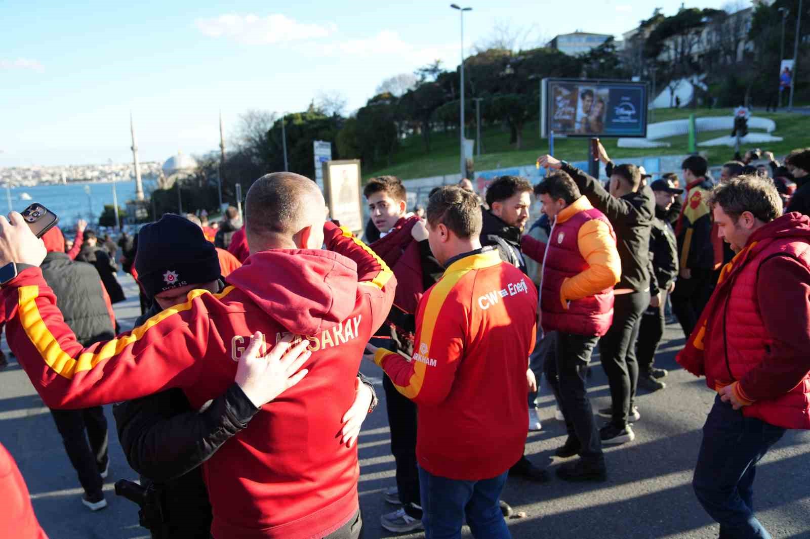 Galatasaray taraftarı, Dolmabahçe’ye geldi 30 galatasaray taraftari dolmabahceye geldi 26 ss44gXuH