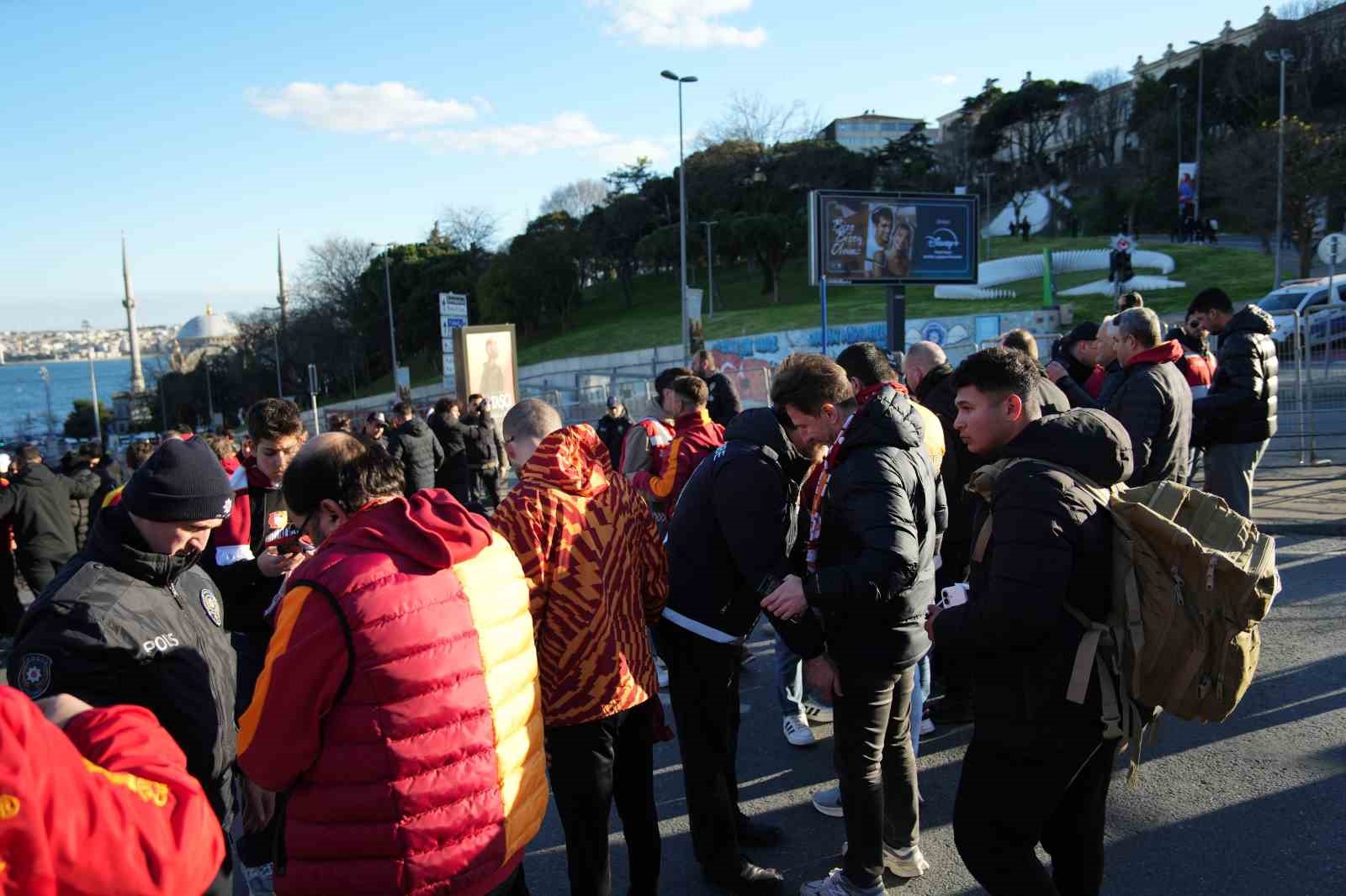 Galatasaray taraftarı, Dolmabahçe’ye geldi 31 galatasaray taraftari dolmabahceye geldi 27 9cLd17gw