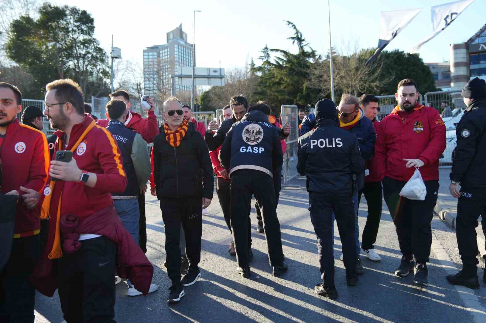 Galatasaray taraftarı, Dolmabahçe’ye geldi 32 galatasaray taraftari dolmabahceye geldi 28 wULzPHNS