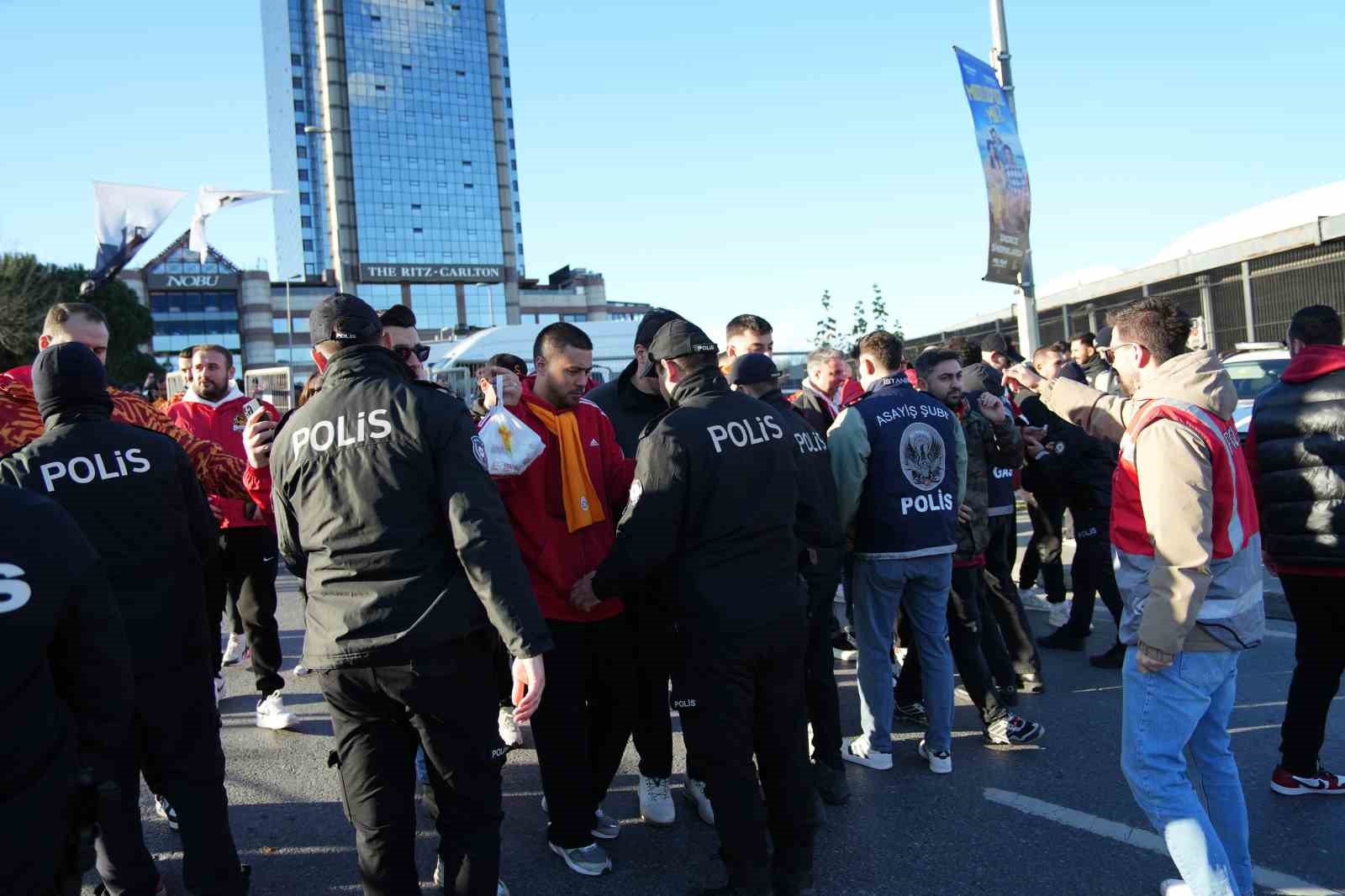 Galatasaray taraftarı, Dolmabahçe’ye geldi 33 galatasaray taraftari dolmabahceye geldi 29 b15Yza7p