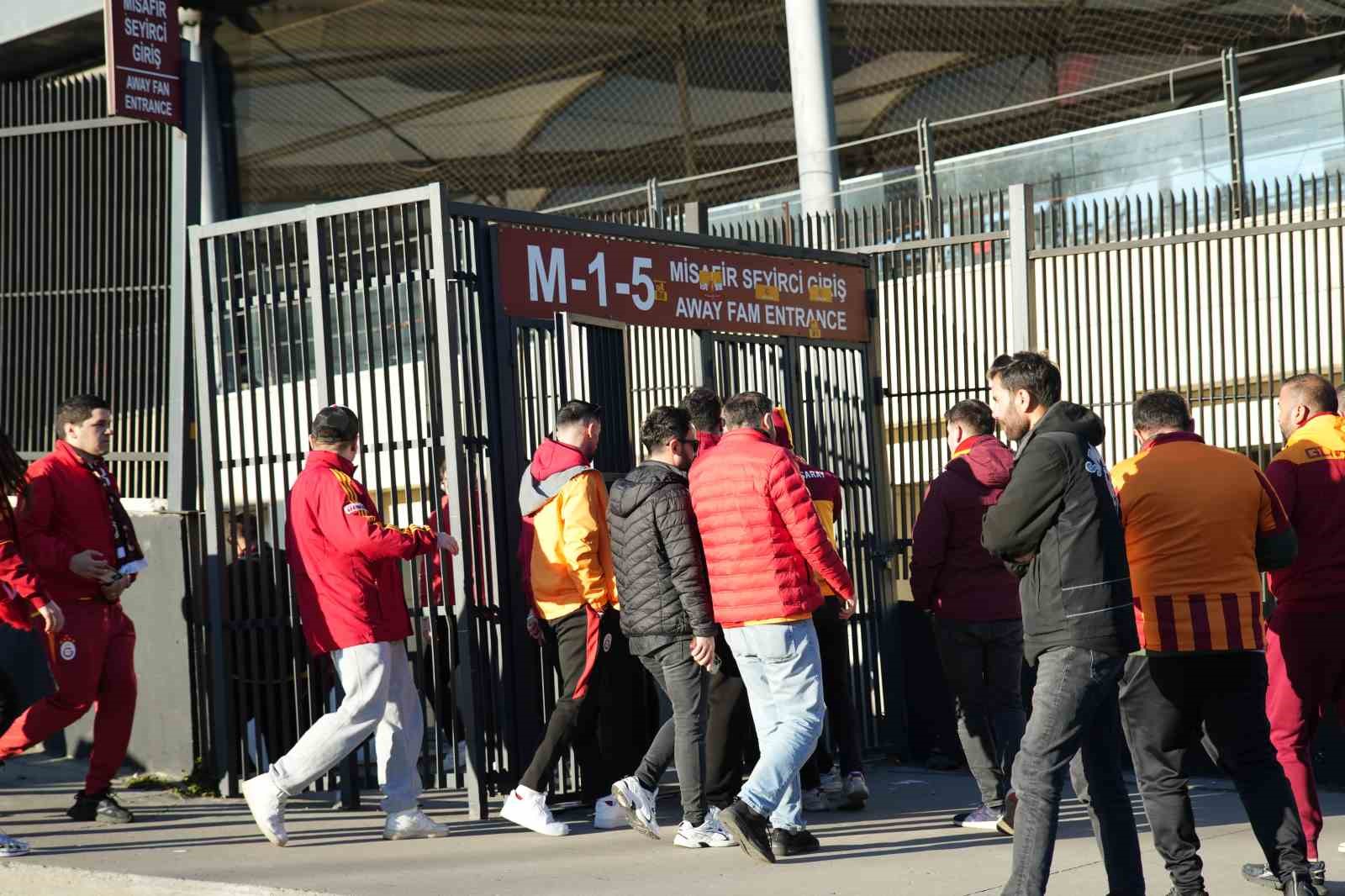 Galatasaray taraftarı, Dolmabahçe’ye geldi 34 galatasaray taraftari dolmabahceye geldi 30 1h3dMfMs