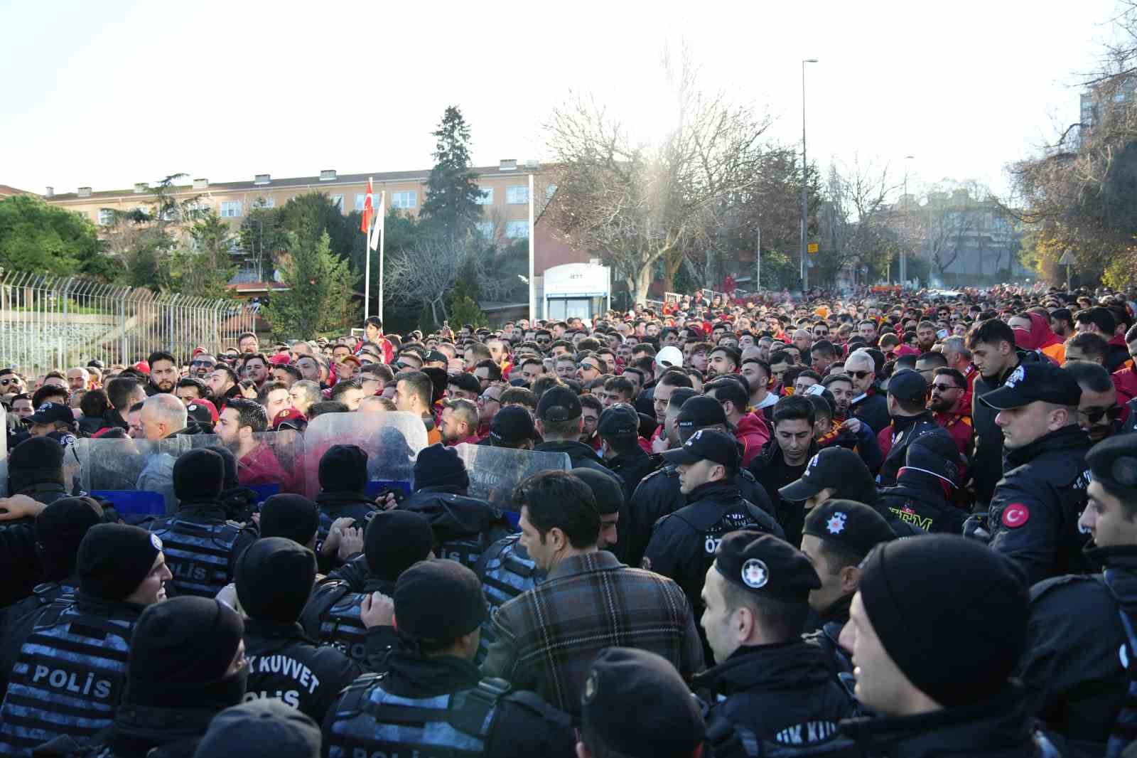 Galatasaray taraftarı, Dolmabahçe’ye geldi 8 galatasaray taraftari dolmabahceye geldi 4 jwzSN3aX