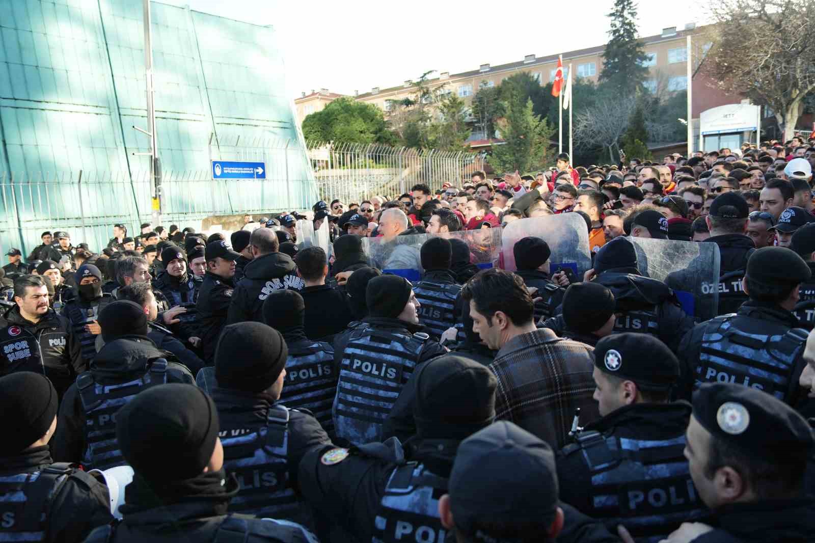 Galatasaray taraftarı, Dolmabahçe’ye geldi 9 galatasaray taraftari dolmabahceye geldi 5 pLUwk1tr