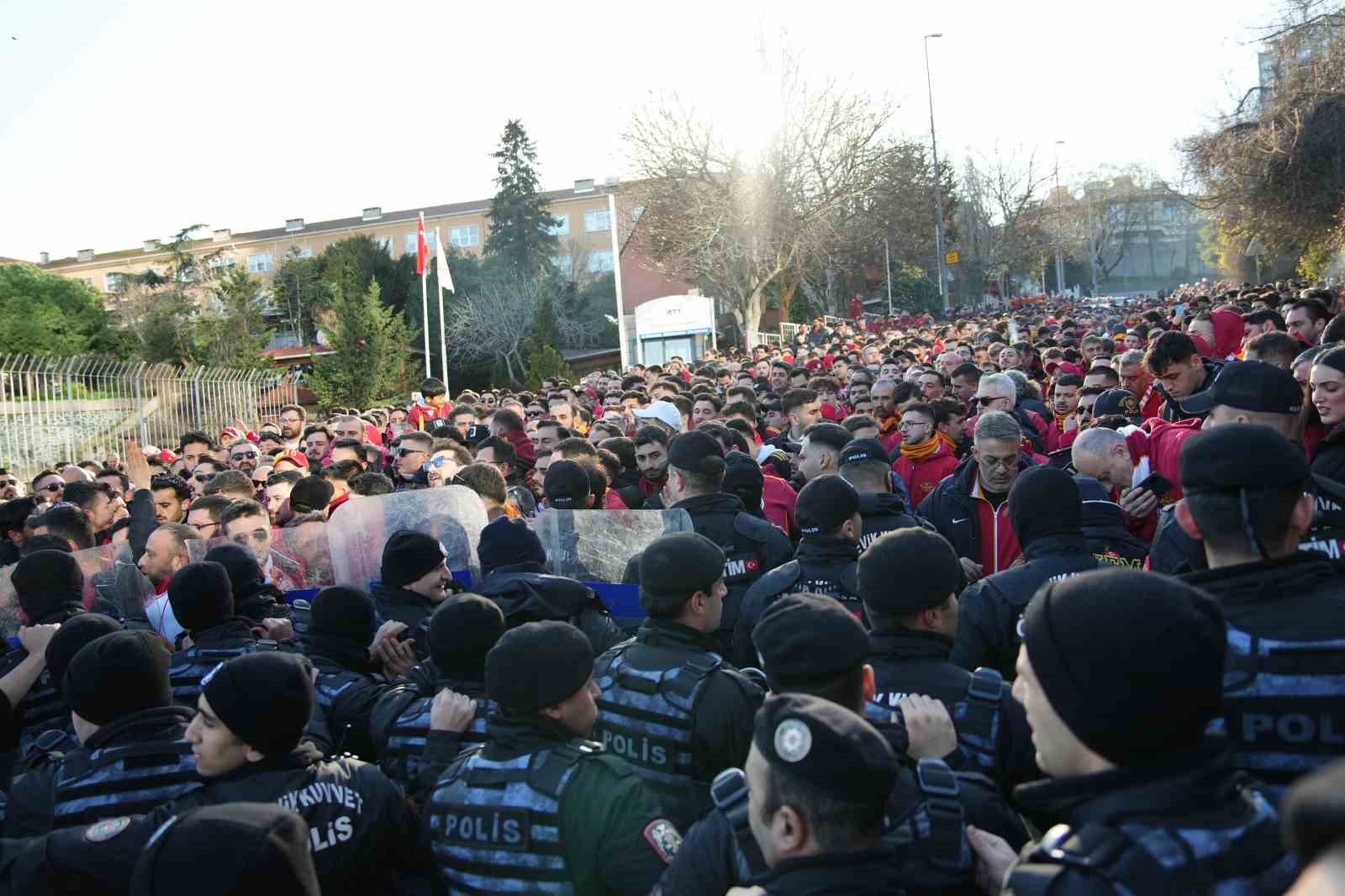 Galatasaray taraftarı, Dolmabahçe’ye geldi 10 galatasaray taraftari dolmabahceye geldi 6 mMVZUJNT