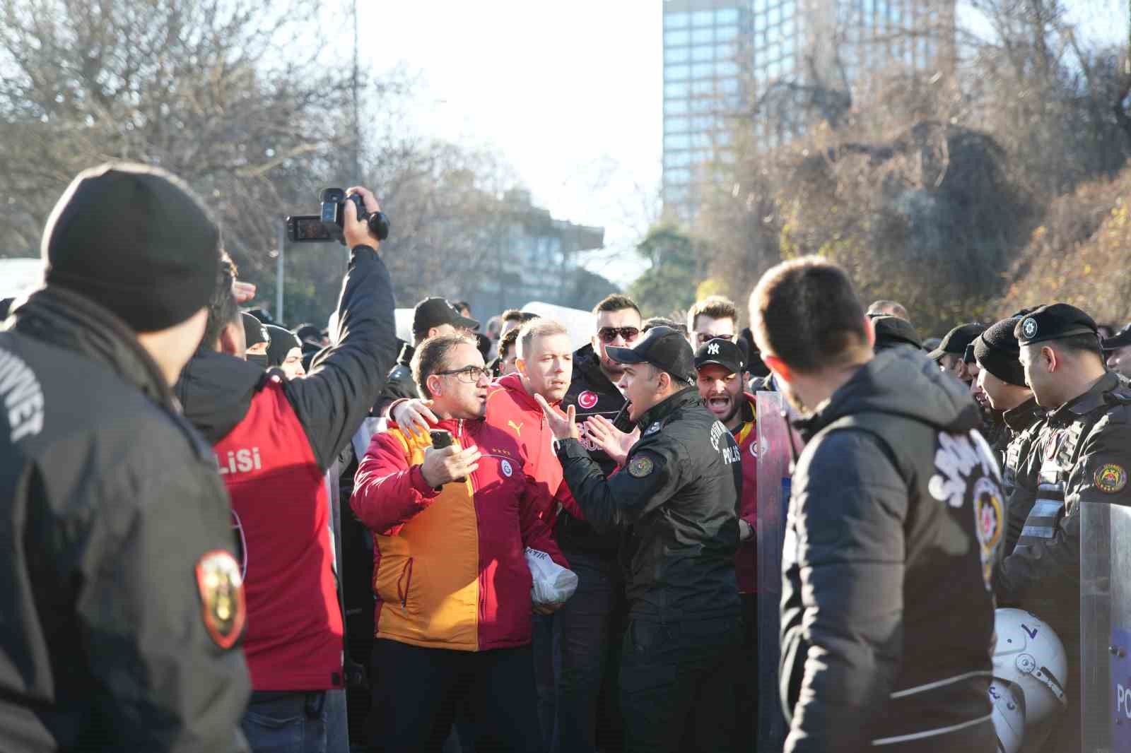 Galatasaray taraftarı, Dolmabahçe’ye geldi 11 galatasaray taraftari dolmabahceye geldi 7 5Mw1aiXL
