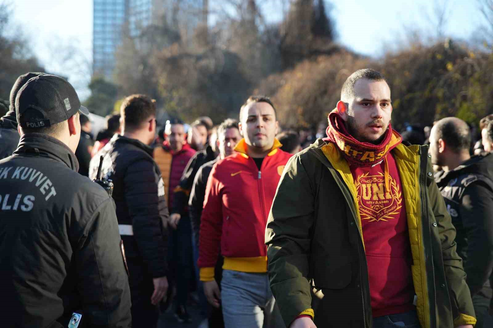 Galatasaray taraftarı, Dolmabahçe’ye geldi 12 galatasaray taraftari dolmabahceye geldi 8 IhfwjBG7