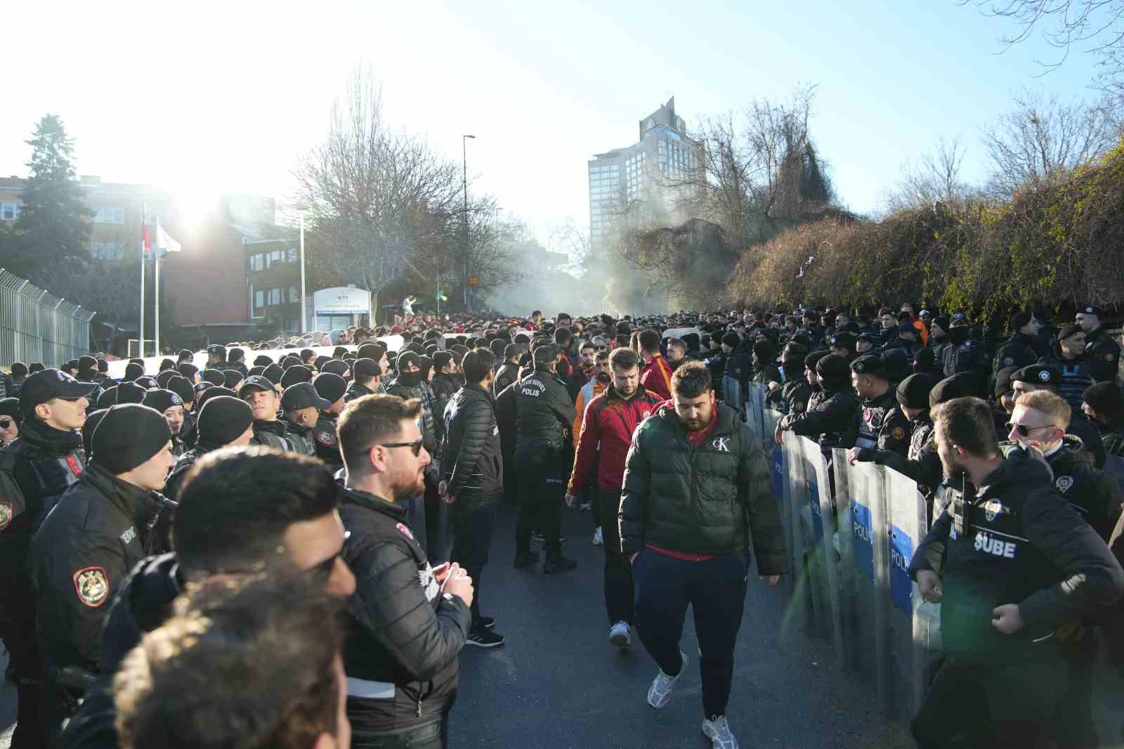 Galatasaray taraftarı, Dolmabahçe’ye geldi 13 galatasaray taraftari dolmabahceye geldi 9 qN6gmFTi