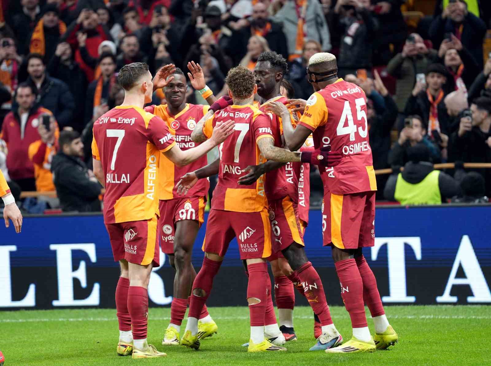 galatasaray taraftari onunde sampiyonlugunu ilan etmek istiyor 1 AILSC1PC