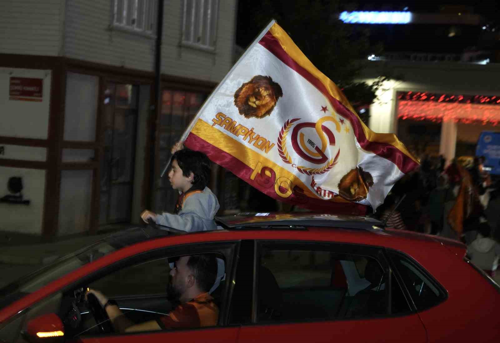 galatasaray taraftari sampiyonlugu sokaklarda kutladi 0