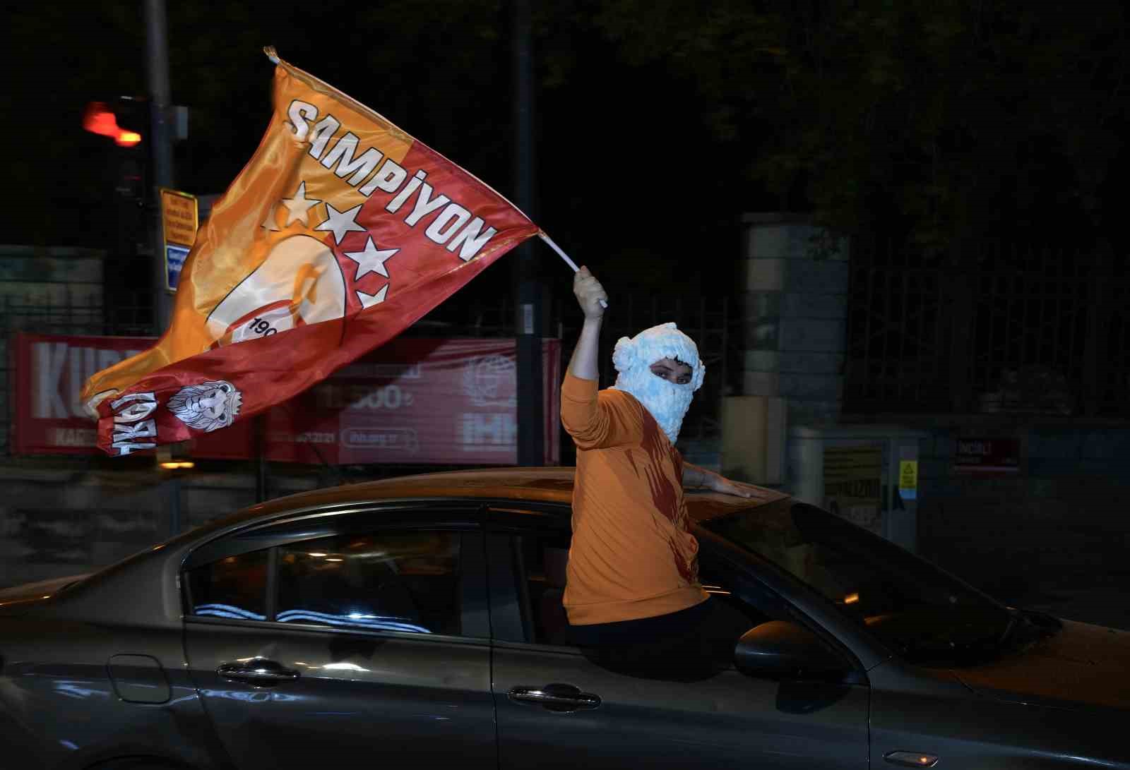 galatasaray taraftari sampiyonlugu sokaklarda kutladi 1 FEsVpcUb
