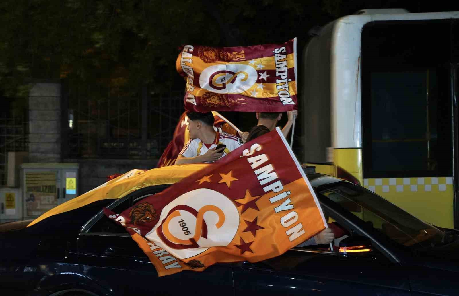 galatasaray taraftari sampiyonlugu sokaklarda kutladi 3 AbHB4afG