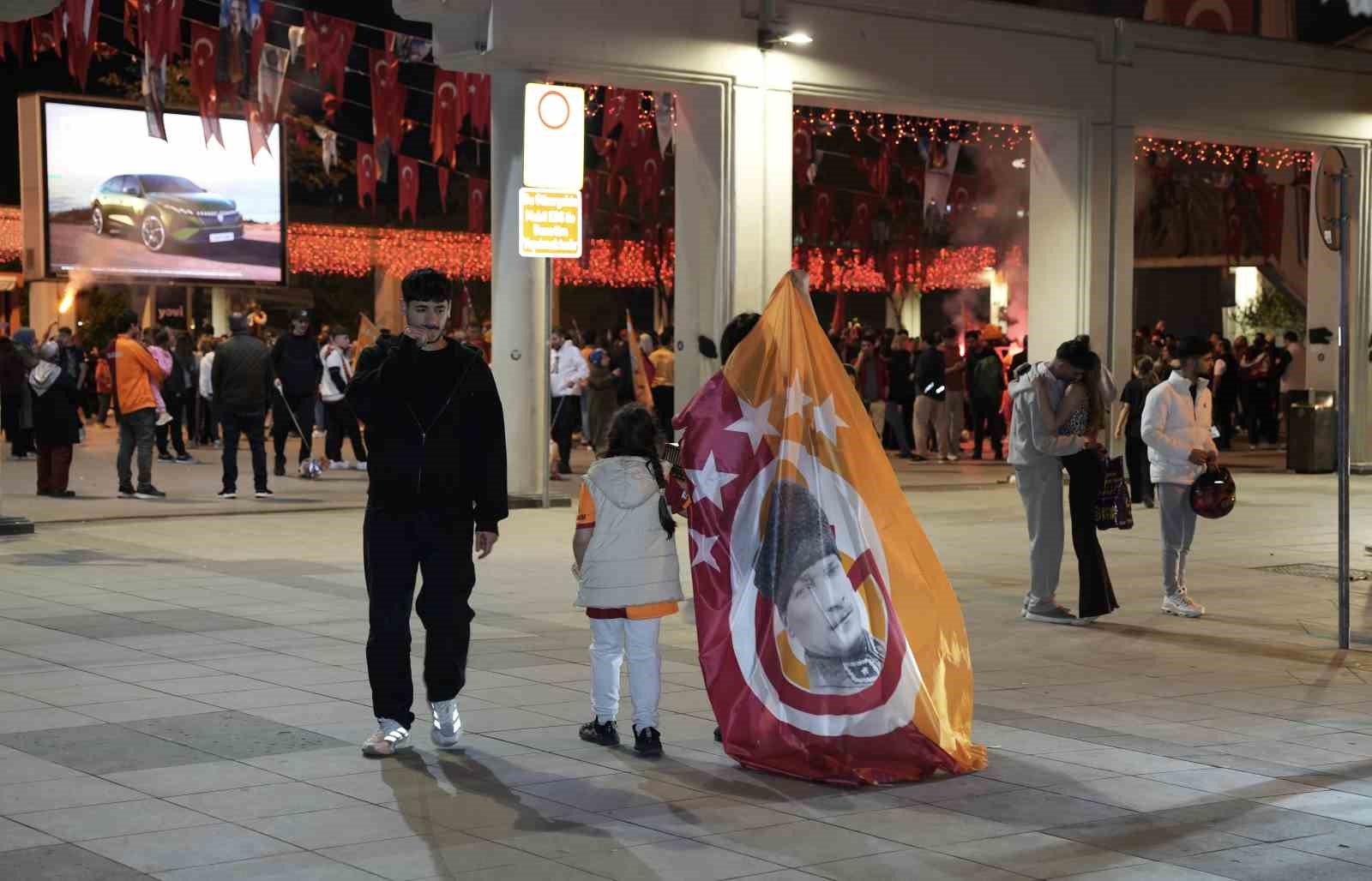 galatasaray taraftari sampiyonlugu sokaklarda kutladi 4 OSnBUViv