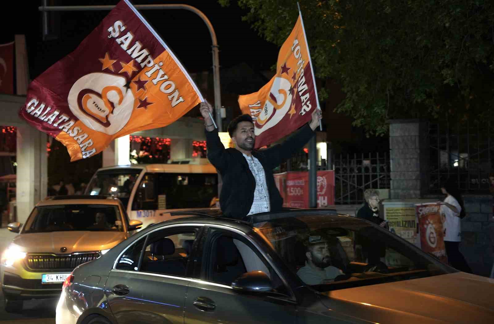 galatasaray taraftari sampiyonlugu sokaklarda kutladi 5 Oe252Qah