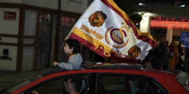 galatasaray-taraftari-sampiyonlugu-sokaklarda-kutladi-pXhPbkli.jpg